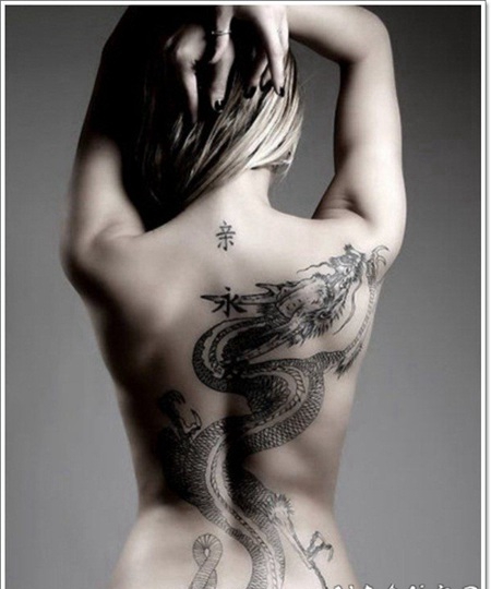 女孩背部黑色的中国龙和汉字纹身图案