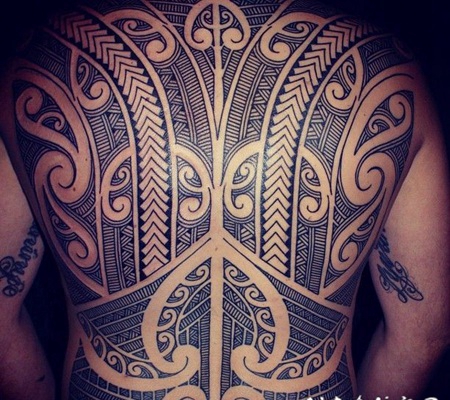 背部惊人的波利尼西亚图腾纹身图案