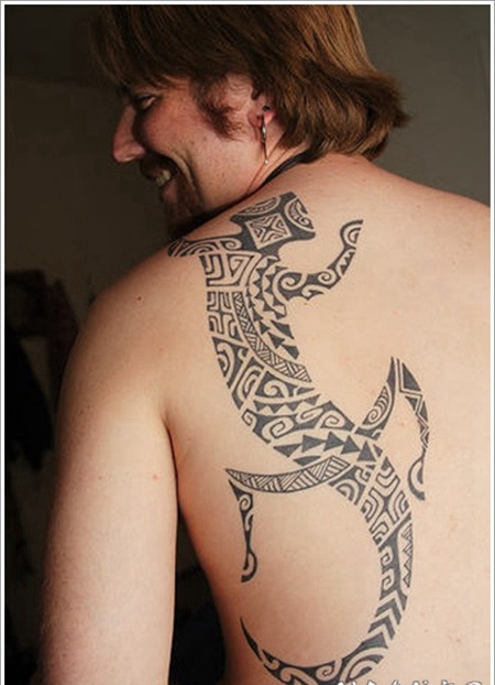 背部黑色的部落风蜥蜴纹身图案