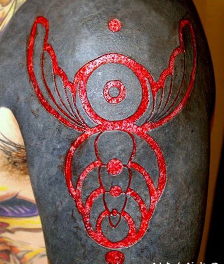 手臂可怕的黑色背景与割肉图腾纹身图案