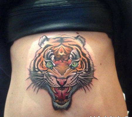 腹部彩色的惊人虎头纹身图案