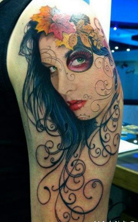 大臂彩色的死亡女郎和枫叶纹身图案