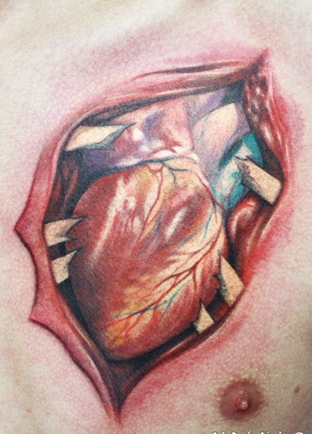 胸部惊人的撕皮心脏彩色纹身图案