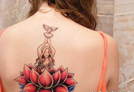 女生背部惊人的红莲花和女孩鸽子纹身图案