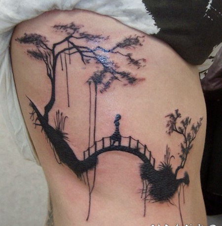 侧肋黑色景观与吊桥纹身图案