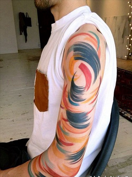 手臂上的惊人抽象色彩纹身图案