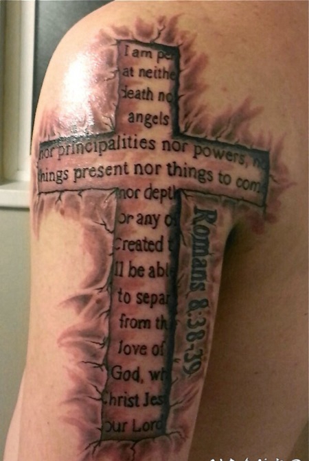 手臂惊人的十字架与圣经纹身图案