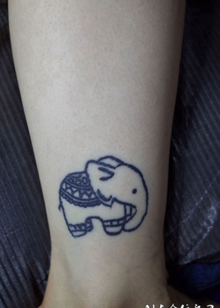 小腿上的萌象纹身图案