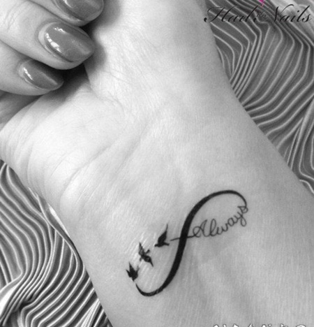 手腕惊人的黑色字母小鸟纹身图案