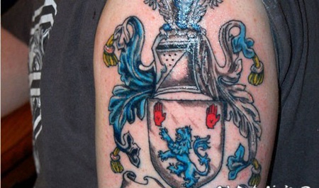 手臂彩色的家庭徽章纹身图案