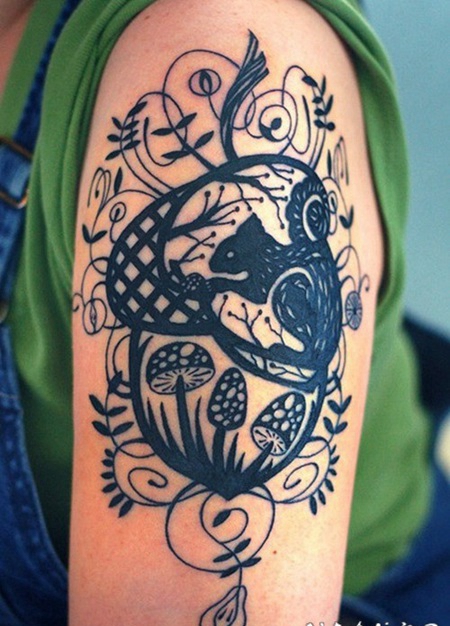 手臂令人惊讶的黑色线条植物松鼠纹身图案