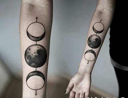 手臂黑色的太阳和月亮点刺纹身图案