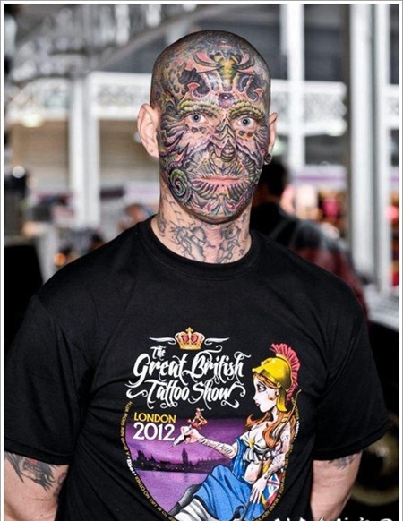 男子惊人的彩绘脸部纹身图案