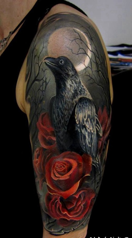 逼真的黑色乌鸦与红色玫瑰手臂纹身图案