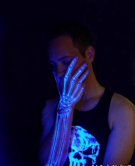 手臂惊人的荧光骨骼纹身图案