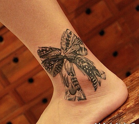 脚踝性感的羽毛蝴蝶结纹身图案