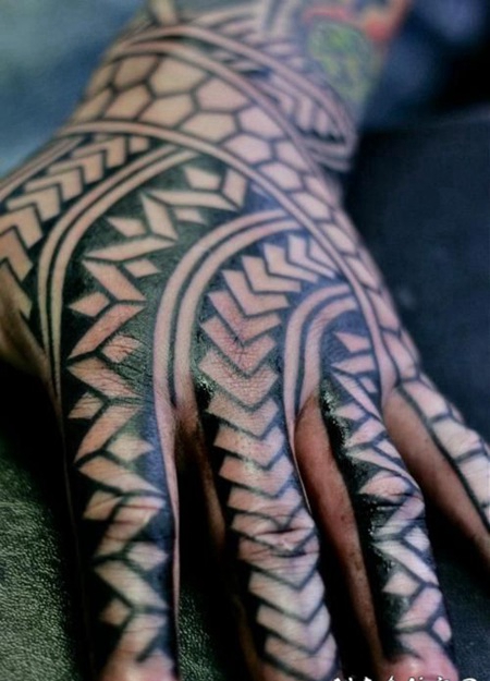 手背惊人的黑色波利尼西亚纹身图案