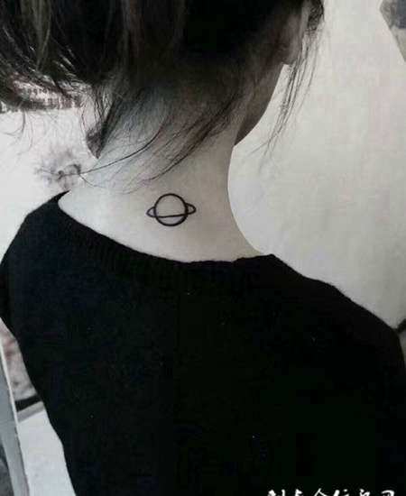美女脖子上的个性小星球纹身