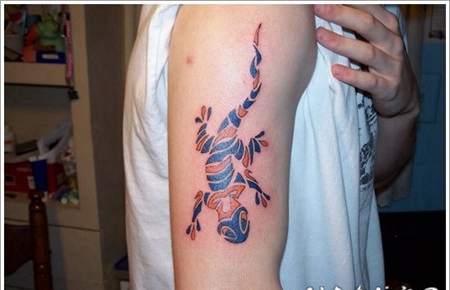 手臂蓝色和黄色的蜥蜴纹身图案