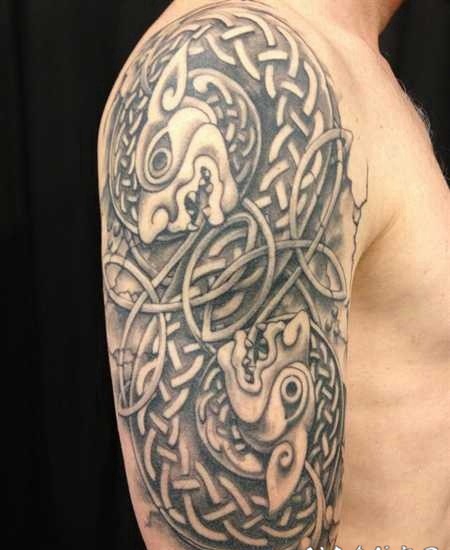 手臂惊人的凯尔特结动物纹身图案