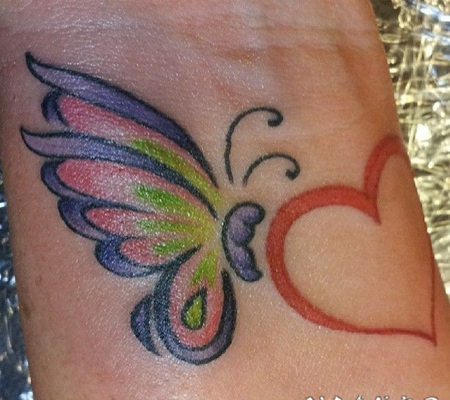 手腕可爱的蝴蝶和心形纹身图案