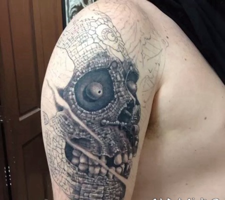 大臂惊人的骷髅头纹身图案