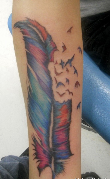 手臂彩色的羽毛小鸟纹身图案