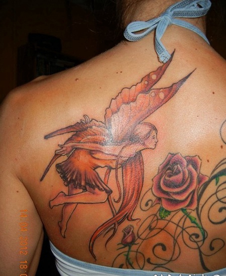 背部童话里的精灵和玫瑰纹身图案