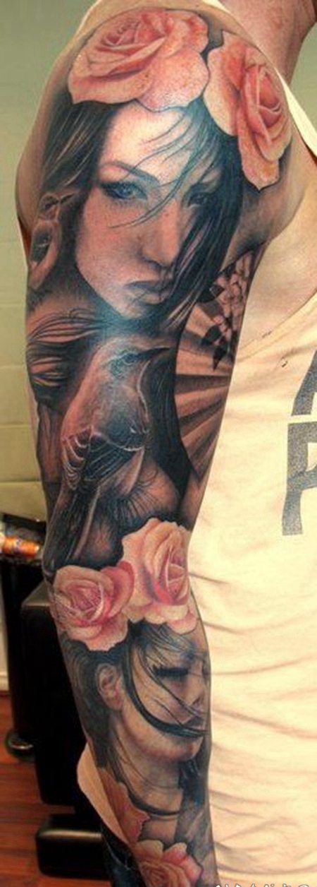 手臂日式女孩肖像与彩色花朵纹身图案