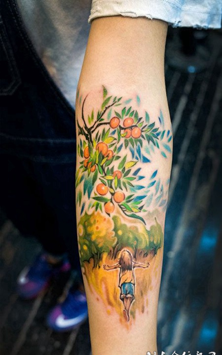 手臂上的橙子树纹身图案