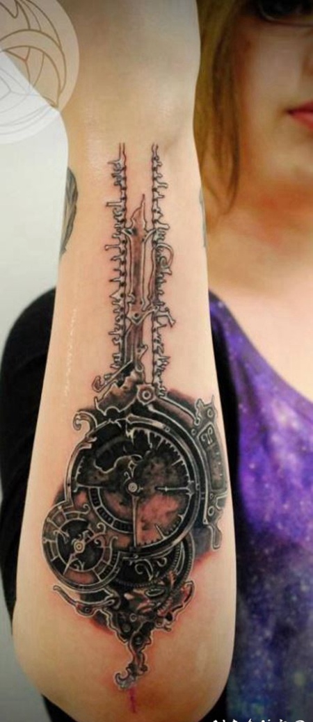 小臂彩色神奇的机械发条纹身图案