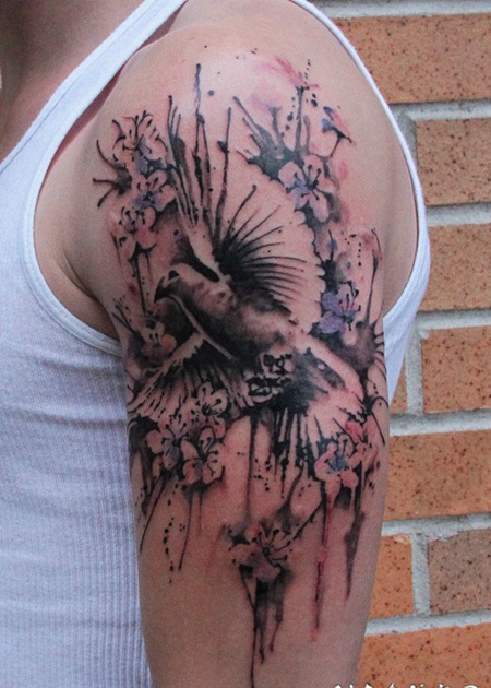 手臂惊人的黑白鸽子和彩色花朵纹身图案