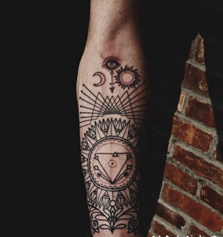 手臂神奇的曼陀罗花与几何元素纹身图案