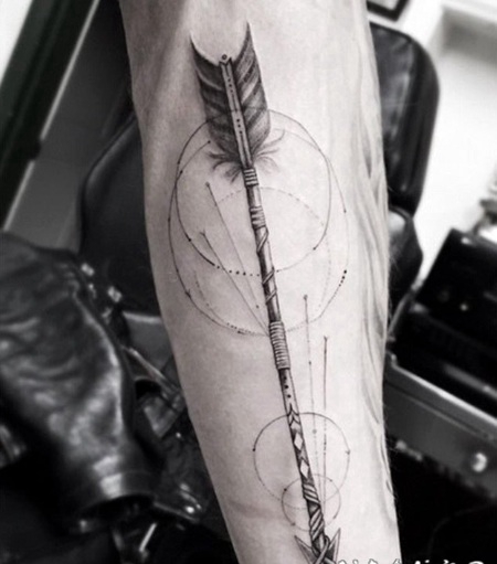 手臂黑色的印度箭和圆圈纹身图案