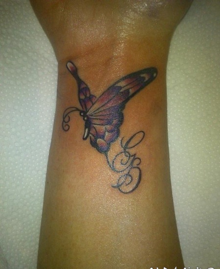 手腕神奇的彩色小蝴蝶和字母纹身图案