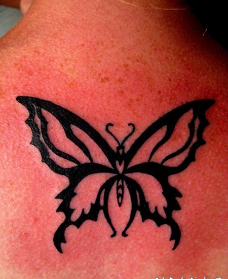 女士背部简单的蝴蝶纹身图案