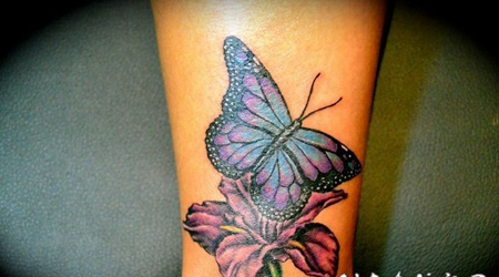 粉色花朵和七彩蝴蝶纹身图案