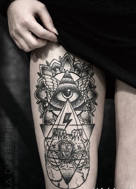 大腿黑灰色的几何眼睛和闪电纹身图案