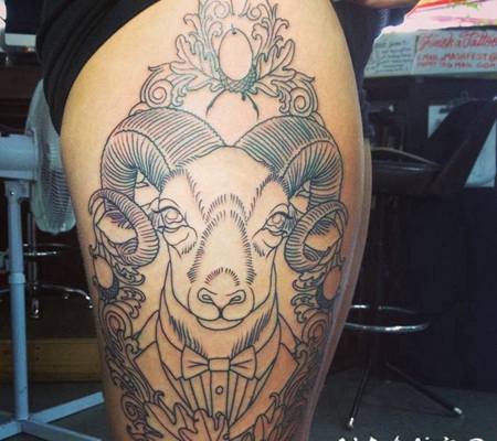 大腿黑色线条羊头和花朵纹身图案