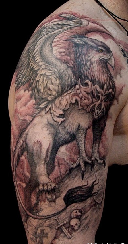 男子手臂令人自豪的大格里芬纹身图案