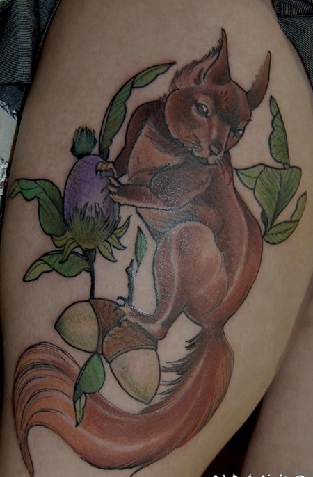 大腿彩色的松鼠和坚果树枝纹身图案