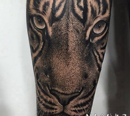 完美细节，手臂栩栩如生的虎头纹身