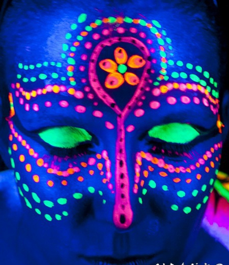 脸部惊人的彩色荧光花朵纹身图案