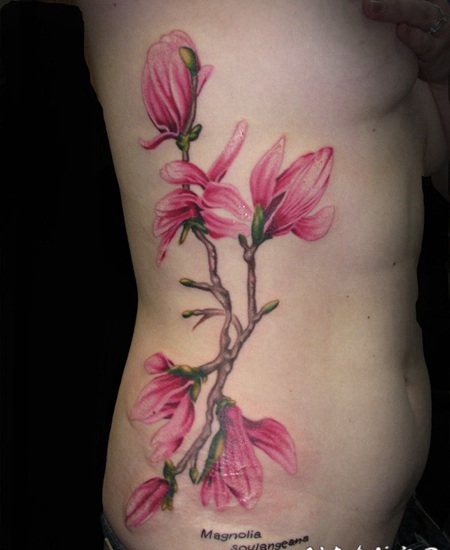 侧肋令人惊讶的明亮粉红色花朵纹身图案