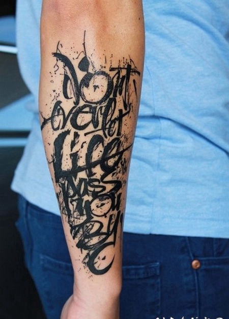 手臂惊人的混乱英文字母黑色纹身图案