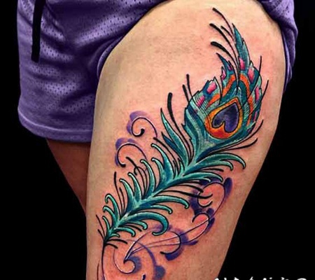大腿绿松石色彩的孔雀羽毛纹身图案