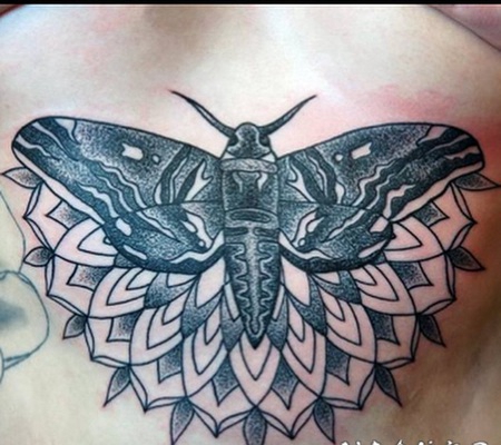 胸部点刺好看的飞蛾纹身图案