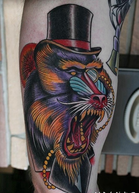 手臂彩色的狒狒与帽子和眼镜纹身图案