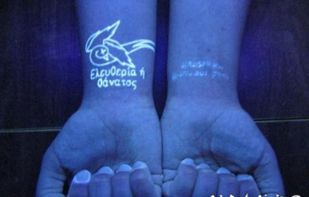 手腕荧光燕子和字母纹身图案