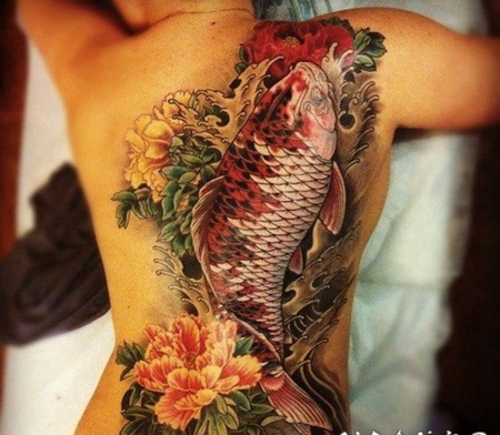 满背写实的日式牡丹花和锦鲤鱼彩色纹身图案